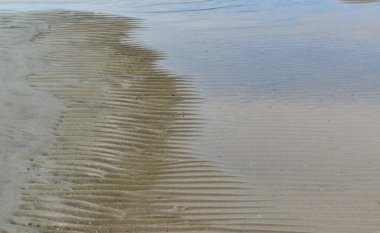 Ukrayna 'nın güneyindeki Kuyalnik nehri kıyısında dalgalı kum.