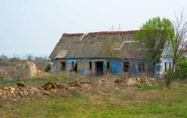 Zaman zaman yıkılan terk edilmiş eski boş kırsal ev, Ukrayna