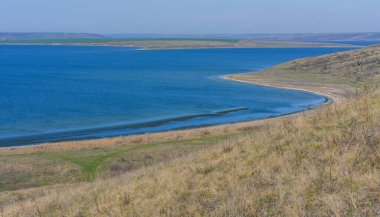 Steppe manzarası, baharda Tiligul halklarının kıyısı.