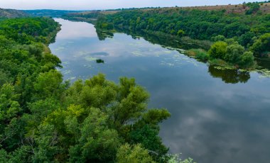 Güney Böcek Nehri kıyısında, Ukrayna 'nın granit kanyonunda eski bir sel yatağı ormanı.