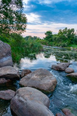 Granit rapids ve Güney Bug Nehri, Ukrayna üzerinde hızla akan su ile rapids