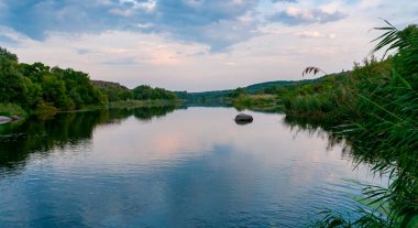 Güney Böcek Nehri kıyısında, Ukrayna 'nın granit kanyonunda eski bir sel yatağı ormanı.