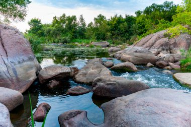 Granit rapids ve Güney Bug Nehri, Ukrayna üzerinde hızla akan su ile rapids