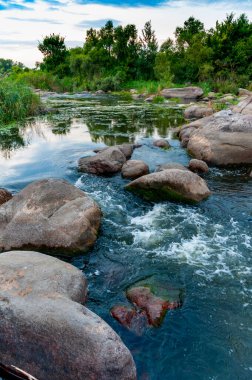 Granit rapids ve Güney Bug Nehri, Ukrayna üzerinde hızla akan su ile rapids