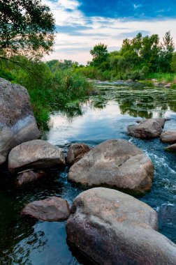 Granit rapids ve Güney Bug Nehri, Ukrayna üzerinde hızla akan su ile rapids
