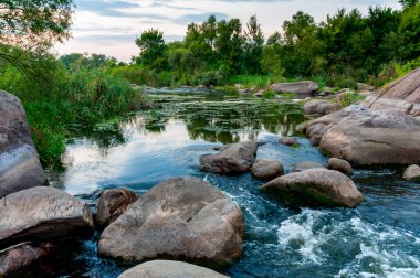 Granit rapids ve Güney Bug Nehri, Ukrayna üzerinde hızla akan su ile rapids