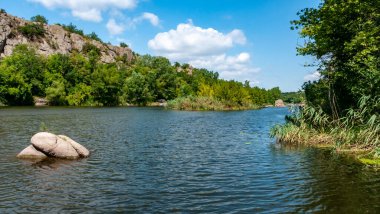 Doğal manzara, Ukrayna 'nın Nikolaev bölgesinde granit yarıkları olan Güney Böceği nehrinin yatağı.