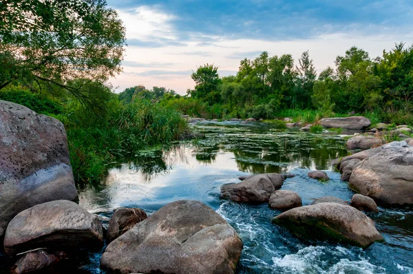 Granit rapids ve Güney Bug Nehri, Ukrayna üzerinde hızla akan su ile rapids