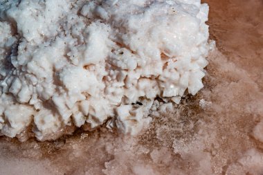 Salt Lake 'de. Kendi kendine yerleşen sodyum klorür tuzu kıyıya yakın kayalarda. Kuruyan bir gölde hipertuzlu su çevresel bir sorundur. Kuyalnik Estuary, Ukrayna