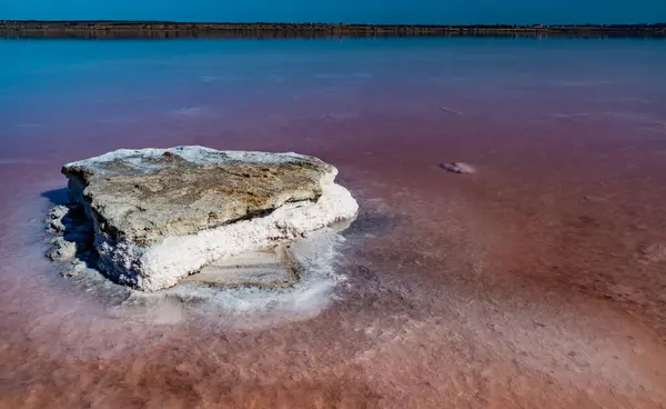 Salt Lake 'de. Kendi kendine yerleşen sodyum klorür tuzu kıyıya yakın kayalarda. Kuruyan bir gölde hipertuzlu su çevresel bir sorundur. Kuyalnik Estuary, Ukrayna