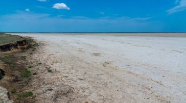 Tuzla nehri yakınlarındaki kuru bir tuz gölünün sarp kıyısı.