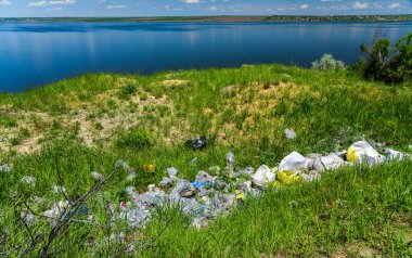 Çevresel sorun, inşaat ve plastik atık ile bir rezervuarın kıyılarının kirlenmesi, Khadzhibey haliç, güney Ukrayna