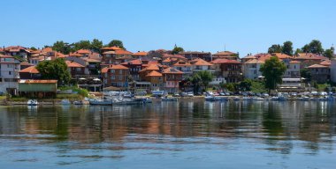 BÜLGARYA, SOZOPOL - 26 Ağustos 2014: Bulgaristan 'ın Sozopol kenti yakınlarındaki konut binaları ve balıkçı tekneleri manzarası