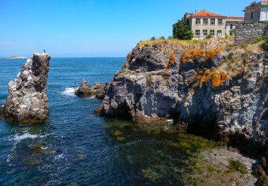 BULGARIA, SOZOPOL - 26 Ağustos 2014: Bulgaristan 'ın Sozopol kenti yakınlarındaki Karadeniz kıyısındaki deniz okulu hakkındaki bilgileri terk etti