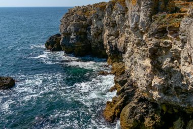 Bulgaristan 'ın Tyulenovo kasabası yakınlarındaki Karadeniz kıyısının dik kıyıları ve uçurumları