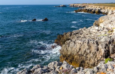 Karadeniz 'deki deniz burnu, Bulgaristan' ın Tyulenovo kasabası yakınlarındaki ulaşılamaz kayalıklarla Vysoky Dik kıyısı