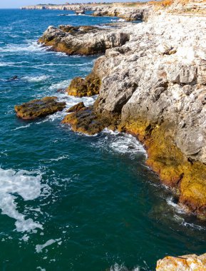 Karadeniz 'deki deniz burnu, Bulgaristan' ın Tyulenovo kasabası yakınlarındaki ulaşılamaz kayalıklarla Vysoky Dik kıyısı