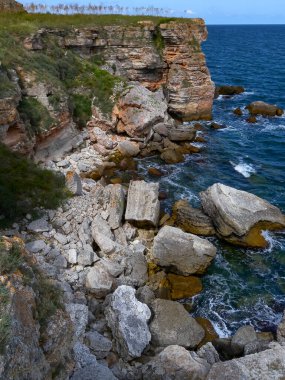 Karadeniz 'deki deniz burnu, Bulgaristan' ın Tyulenovo kasabası yakınlarındaki ulaşılamaz kayalıklarla Vysoky Dik kıyısı