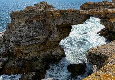 Bulgaristan 'ın Tyulenovo kasabası yakınlarındaki Karadeniz kıyısında büyük taş kemer