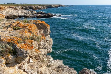 Karadeniz 'deki deniz burnu, Bulgaristan' ın Tyulenovo kasabası yakınlarındaki ulaşılamaz kayalıklarla Vysoky Dik kıyısı