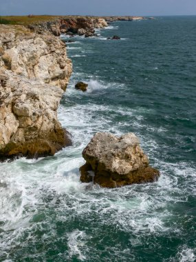 Karadeniz 'deki deniz burnu, Bulgaristan' ın Tyulenovo kasabası yakınlarındaki ulaşılamaz kayalıklarla Vysoky Dik kıyısı
