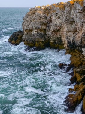 Karadeniz 'deki deniz manzarası, Bulgaristan' ın Tyulenovo kasabası yakınlarındaki ulaşılamaz kayalıklarla yüksek sarp kayalıklar.