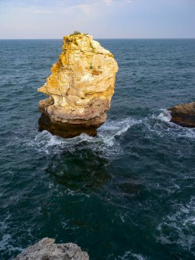 Bulgaristan 'ın Tyulenovo köyü yakınlarındaki suda yüksek zapt edilemez kaya, Karadeniz