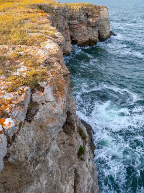 Karadeniz 'deki deniz manzarası, Bulgaristan' ın Tyulenovo kasabası yakınlarındaki ulaşılamaz kayalıklarla yüksek sarp kayalıklar.