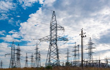 UKRAINE, ODESSA - 19 EPTEMBER 2021: Çelik yapılar üzerinde yüksek voltajlı hatlar, gökyüzünün arka planına bağlı kablolar, bulutlar, Ukrayna