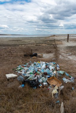 UKRAINE, KUYALNIK - 23 Mayıs 2021: Kuyalnik halklarının kıyısında çöp yığınları, Ukrayna 'nın güneyinde, çevresel kirliliğin ekolojik sorunu