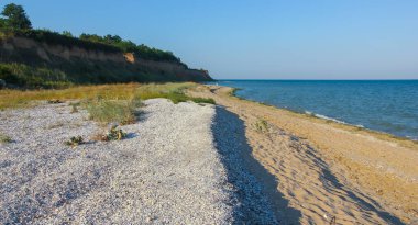 Bulgaristan 'daki Karadeniz kıyısındaki kumsal ıssız.