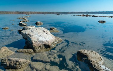 Ölü Deniz - Kuyalnik haliçleri, kayalara kendi kendine yağan tuz yağmuru ve rezervuar kuruduğunda kıyılar, Ukrayna