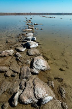 Ölü Deniz - Kuyalnik haliçleri, kayalara kendi kendine yağan tuz yağmuru ve rezervuar kuruduğunda kıyılar, Ukrayna