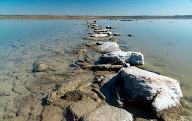Ölü Deniz - Kuyalnik haliçleri, kayalara kendi kendine yağan tuz yağmuru ve rezervuar kuruduğunda kıyılar, Ukrayna