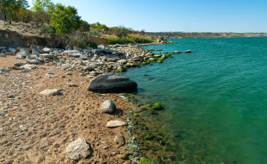 Doğal manzara, Ukrayna 'nın güneyindeki Khadzhibey nehrinin kıyısındaki kayalıklarda yeşil Enteromorpha algleri.