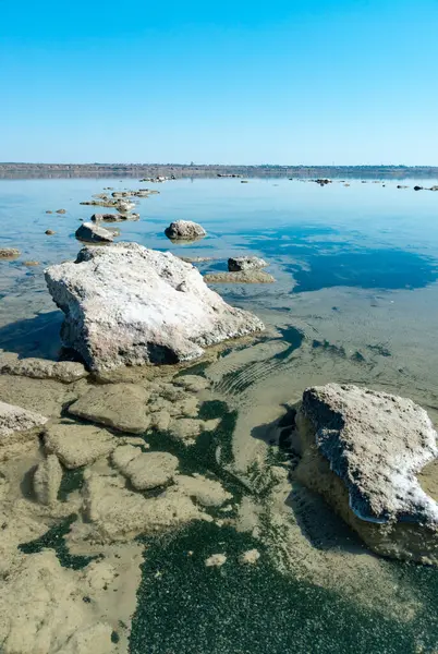 Ölü Deniz - Kuyalnik haliçleri, kayalara kendi kendine yağan tuz yağmuru ve rezervuar kuruduğunda kıyılar, Ukrayna