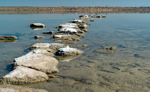 Ölü Deniz - Kuyalnik haliçleri, kayalara kendi kendine yağan tuz yağmuru ve rezervuar kuruduğunda kıyılar, Ukrayna