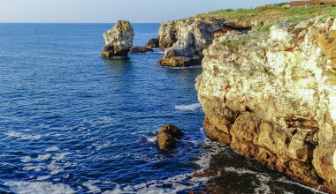 Bulgaristan 'ın güneyindeki Tyulenovo kasabası yakınlarındaki deniz kabuğu kayalarından oluşan yüksek ulaşılamaz kıyı kayalıkları