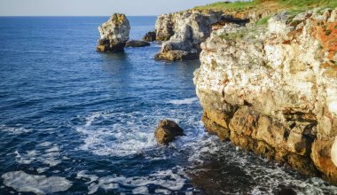 Bulgaristan 'ın güneyindeki Tyulenovo kasabası yakınlarındaki deniz kabuğu kayalarından oluşan yüksek ulaşılamaz kıyı kayalıkları