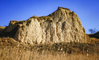 Yalpug Gölü kıyısındaki kil kayalıkları Ukrayna 'daki mavi gökyüzünün arka planına karşı.