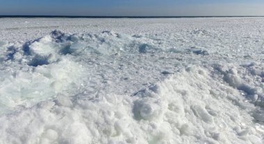 Donmuş Karadeniz, Odessa yakınlarındaki bir fırtınada kıyıya yakın sularda sallanan buz kütleleri ve deniz blokları.