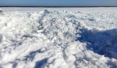 Donmuş Karadeniz, Odessa yakınlarındaki bir fırtınada kıyıya yakın sularda sallanan buz kütleleri ve deniz blokları.