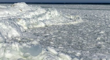 Donmuş Karadeniz, Odessa yakınlarındaki bir fırtınada kıyıya yakın sularda sallanan buz kütleleri ve deniz blokları.