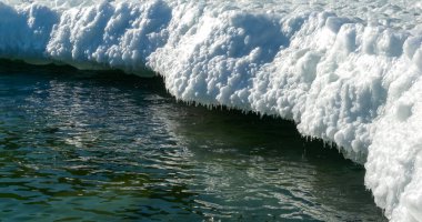 Donmuş Karadeniz, deniz kıyısında eriyen buz blokları