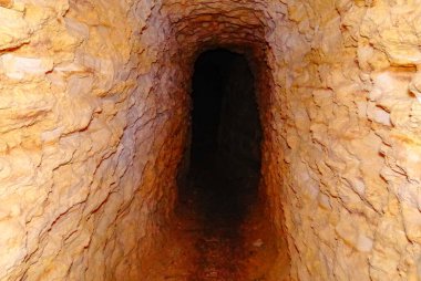 18. yüzyılın Odessa yeraltı mezarlarına oyulmuş bir tünel, Ukrayna