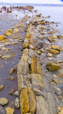 Kuyalnik haliçlerindeki antik tuz madenlerinin kalıntıları, 18. yüzyıldan kalma deniz kabuğu kayalarından yapılmış duvarlar, tuz havuzları.