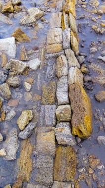 Kuyalnik haliçlerindeki antik tuz madenlerinin kalıntıları, 18. yüzyıldan kalma deniz kabuğu kayalarından yapılmış duvarlar, tuz havuzları.