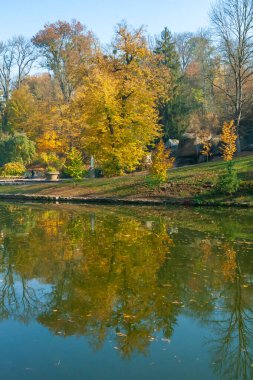 Sonbaharda Sofievsky Parkı 'ndaki göldeki ağaçların yansıması, Uman, Ukrayna