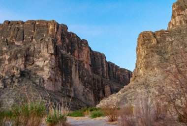 Big Bend Ulusal Parkı 'ndaki Santa Elena Kanyonu manzarası. Rio Grande Nehri 'nden dik kayalıklar yükseliyor