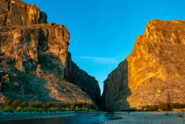 Big Bend Ulusal Parkı 'ndaki Santa Elena Kanyonu manzarası. Rio Grande Nehri 'nden dik kayalıklar yükseliyor